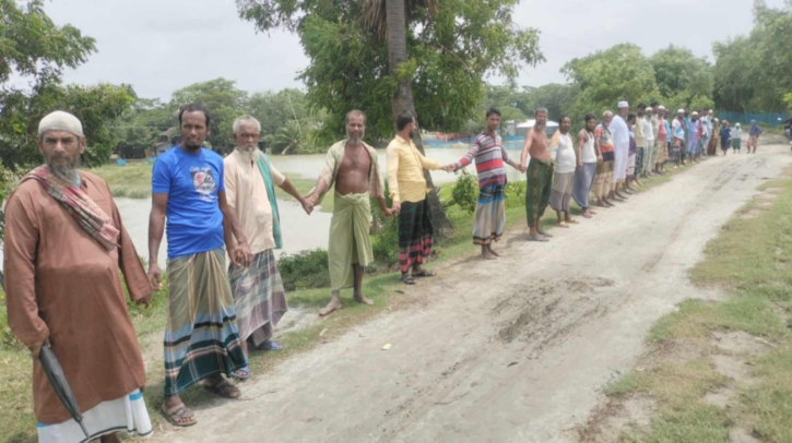 কুয়াকাটা জলাবদ্ধতা নিরসনে কৃষকদের মানববন্ধন