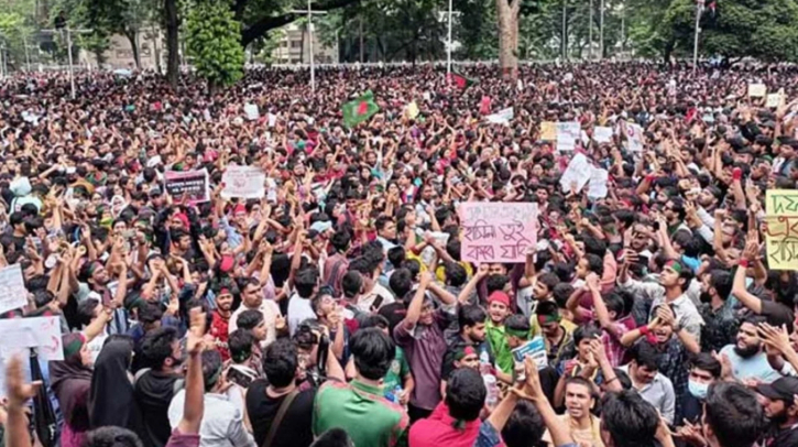 শিক্ষার্থীদের স্লোগানে উত্তাল শহীদ মিনার