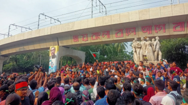 শেখ হাসিনার বিচার দাবিতে আবারও উত্তাল ঢাবি ক্যাম্পাস