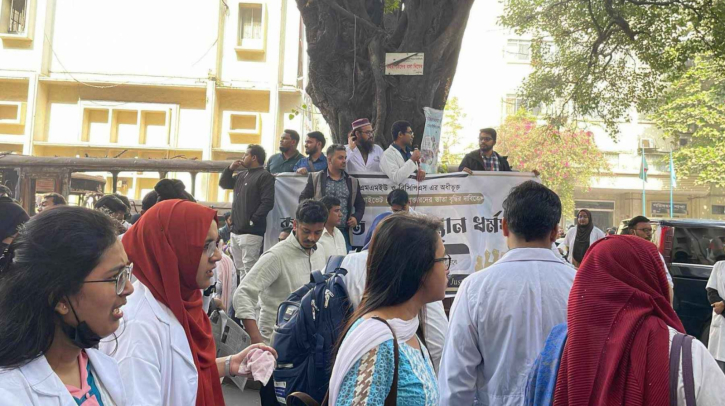 কর্মবিরতিতে ট্রেইনি চিকিৎসকরা, শাহবাগে বিক্ষোভ