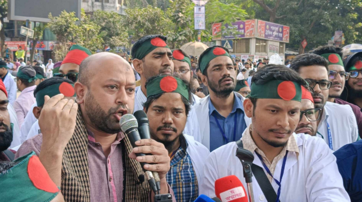 এক ফোঁটা রক্ত ঝরলে সারাদেশে স্বাস্থ্যসেবা বন্ধের হুমকি