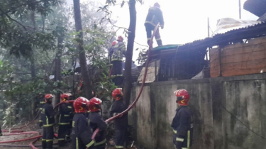 বনানীর বস্তির আগুন নিয়ন্ত্রণে