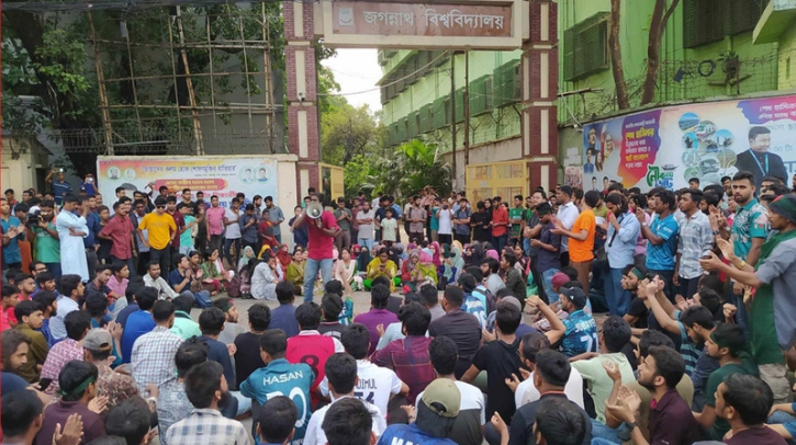 শিক্ষার্থীদের ওপর হামলার প্রতিবাদে জবিতে বিক্ষোভ মিছিল