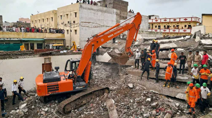 গুজরাটে বহুতল ভবন ধসে নিহত ৭ 