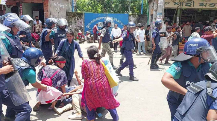 বরিশালে পুলিশ-শিক্ষার্থী সংঘর্ষ