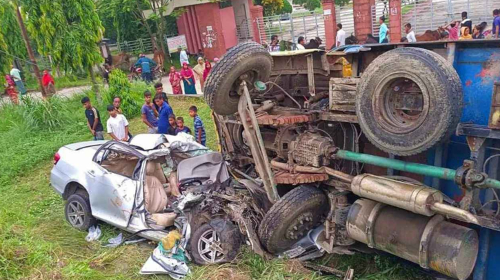 টাঙ্গাইলে প্রাইভেটকার-ট্রা‌ক সংঘ‌র্ষ, নিহত ২  