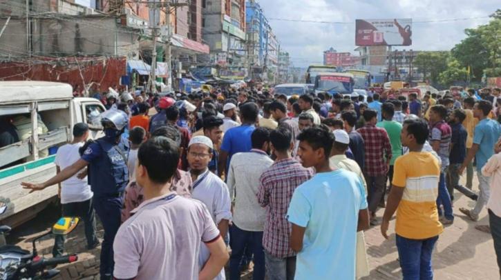 আশুলিয়ায় বেতনের দাবিতে গার্মেন্টস শ্রমিকদের বিক্ষোভ