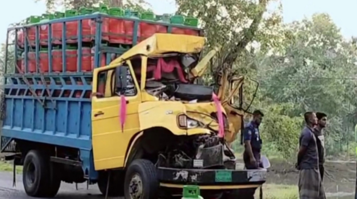 কাভার্ডভ্যান-ট্রাকের ধাক্কায় হেলপার নিহত