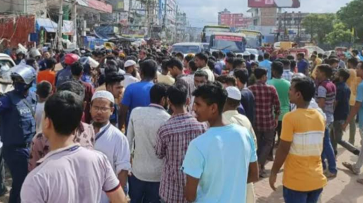 আশুলিয়ায় বেতনের দাবিতে সড়ক অবরোধ করে বিক্ষোভ