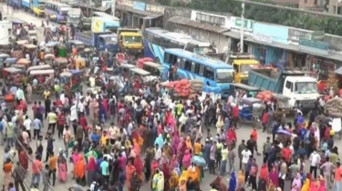 গাজীপুরে মহাসড়ক অবরোধ করে শ্রমিকদের বিক্ষোভ