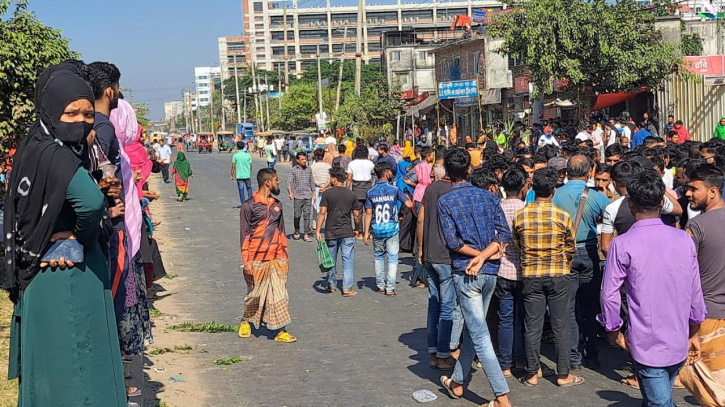 দুই কারখানার শ্রমিকদের সড়ক অবরোধ