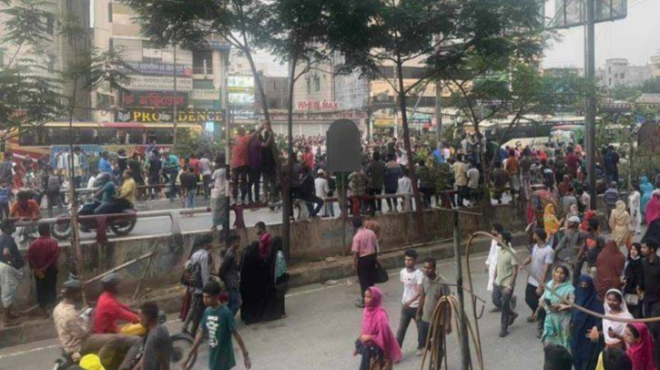 রাজধানীতে বকেয়া বেতন-ভাতার দাবিতে শ্রমিকদের অবরোধ