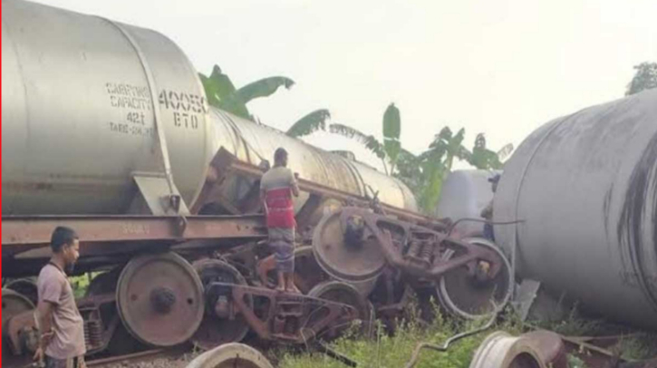 চুয়াডাঙ্গায় তেলবাহী ট্রেনের ট্যাঙ্কার লাইনচ্যুত, যোগাযোগ বন্ধ