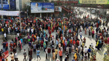 মিরপুরে পোশাক শ্রমিকদের রাস্তা অবরোধ করে বিক্ষোভ