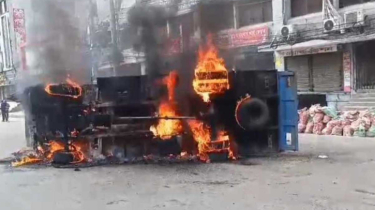 রাজধানীতে গার্মেন্টস শ্রমিকদের বিক্ষোভ, পুলিশের গাড়িতে আগুন