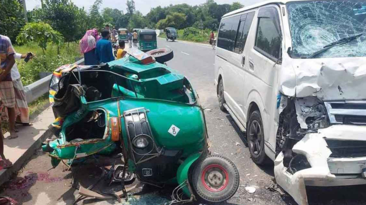 সিরাজগঞ্জে অটোরিকশা-মাইক্রোবাস সংঘর্ষে নিহত ৫