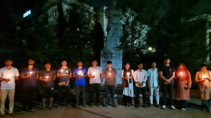 হত্যাকাণ্ডের প্রতিবাদে নজরুল বিশ্ববিদ্যালয়ে মোমবাতি প্রজ্জ্বলন