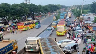 কুমিল্লায় বাসের চাপায় শিশুসহ নিহত ২