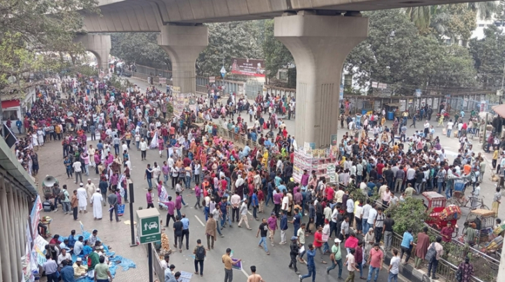 চাকরি স্থায়ীকরণের দাবিতে আউটসোর্সিং কর্মীদের সড়ক অবরোধ