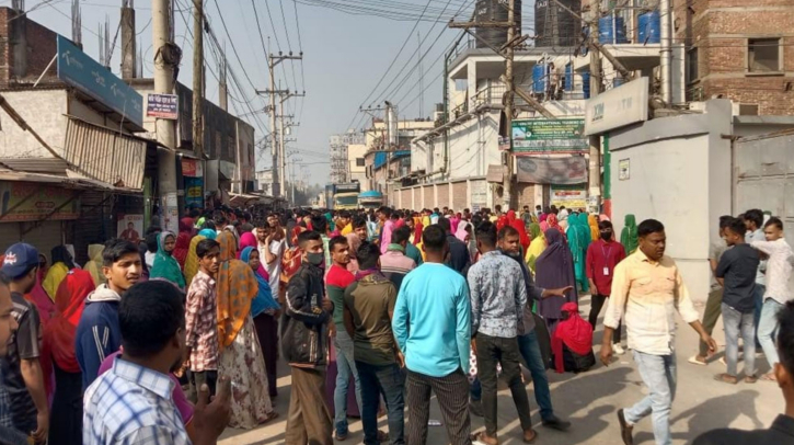 বকেয়া বেতনের দাবিতে আশুলিয়ায় পোশাক শ্রমিকদের বিক্ষোভ