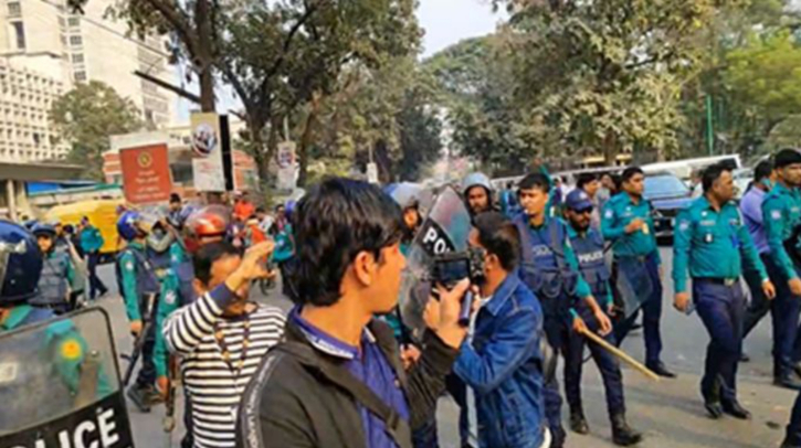 সচিবালয় গেটে ধাওয়া-পাল্টা ধাওয়া, পুলিশের ফাঁকা গুলি