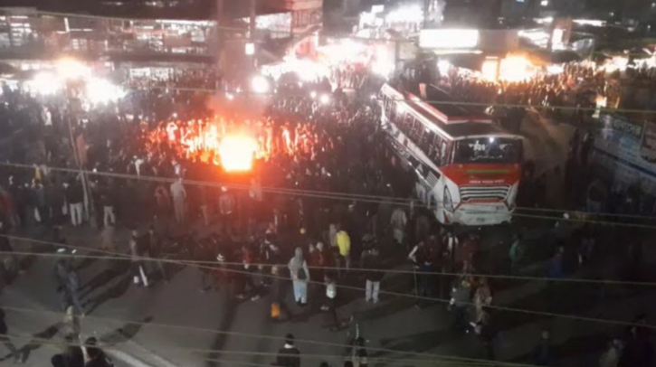 বরিশাল ভাড়া নিয়ে শ্রমিক-শিক্ষার্থী সংঘর্ষ, সব রুটে বাস বন্ধ