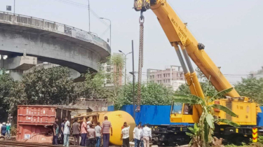 কমলাপুর স্টেশনে কন্টেইনার ট্রেন লাইনচ্যুত!