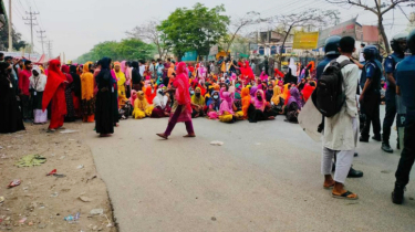 ঈদের ছুটি বাড়ানোর দাবিতে গাজীপুরে শ্রমিকদের বিক্ষোভ-অবরোধ 